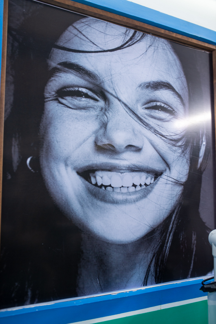 Poster de chica sonriendo con fondo de clínica